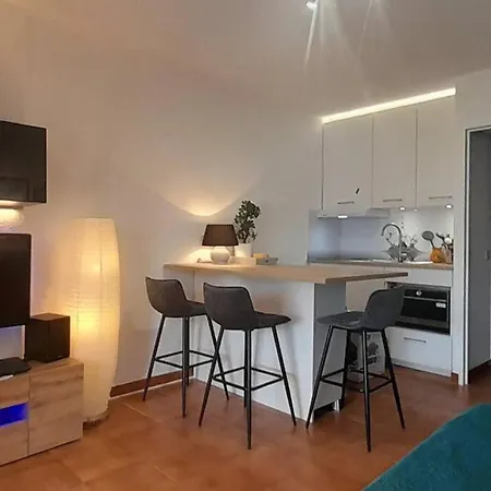 4 Pers Coeur Du Lavandou 5mn A Pied Des Plages Апартаменты Ле-Лаванду